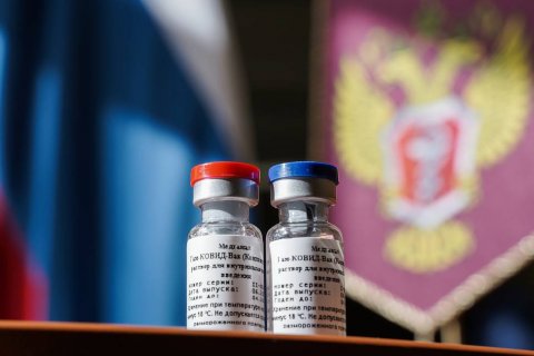 Медицинские власти России заявили, что критику российской вакцины «Спутник-V» оплатили конкуренты