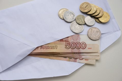 Почти половина работников в России получает зарплату в «конвертах»