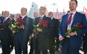Геннадий Зюганов во главе делегации КПРФ возложил цветы к памятнику В.И. Ленину в Минске