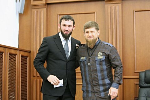 СМИ: Спикер парламента Чечни избил председателя Верховного суда