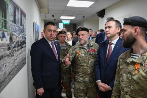 Юрий Афонин и Айрат Гибатдинов открыли в Совете Федерации выставку, посвященную подвигу бойцов бригады «Ветераны»