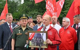 КПРФ отправила 140-й «боевой» гуманитарный конвой на фронт