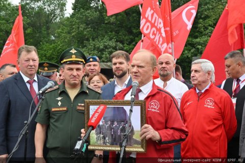 КПРФ отправила 140-й «боевой» гуманитарный конвой на фронт
