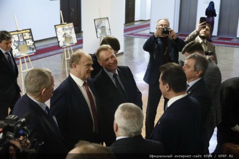 Геннадий Зюганов открыл в Госдуме выставку «Первые в Космосе»
