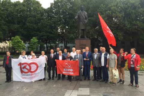Столичные коммунисты возложили цветы к памятнику Георгию Димитрову