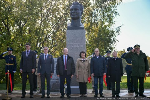 Геннадий Зюганов принял участие в открытии памятника космонавту Герману Титову