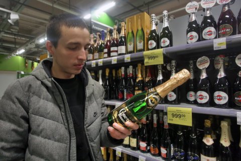 77 процентов россиян поддерживают запрет на продажу алкоголя гражданам моложе 21 года