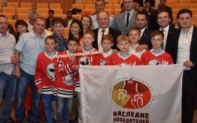 Геннадий Зюганов вручил памятные медали молодым спортсменам и ветеранам спорта