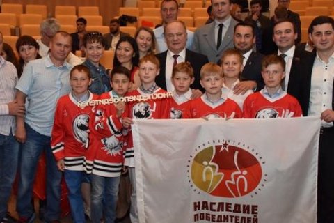 Геннадий Зюганов вручил памятные медали молодым спортсменам и ветеранам спорта