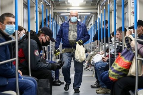 В метро Москвы по-прежнему штрафуют десятки тысяч человек за отсутствие масок и перчаток