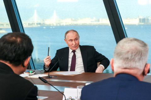 «Вы сбрендили совсем, что ли? Тупые, как этот стол». Путин ответил на заявления о том, что Россия хочет напасть на НАТО