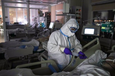 В России за сутки от коронавируса умерло максимальное с начала года количество людей 
