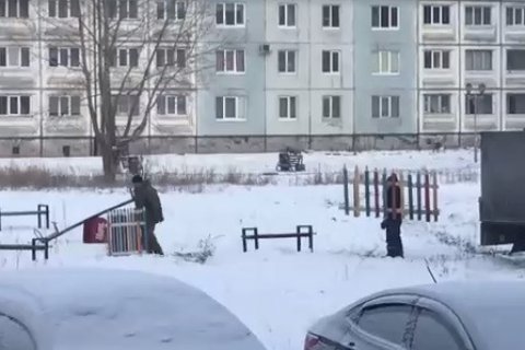 В Кемеровской области чиновники привезли во двор детскую площадку, сняли на камеру и увезли
