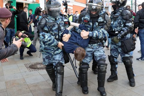 В Кремле решительно оправдали и осудили «жесткие действия правоохранителей»  