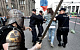 В Петербурге во время акции протеста рыцарь с мечом потребовал от полиции освободить задержанных