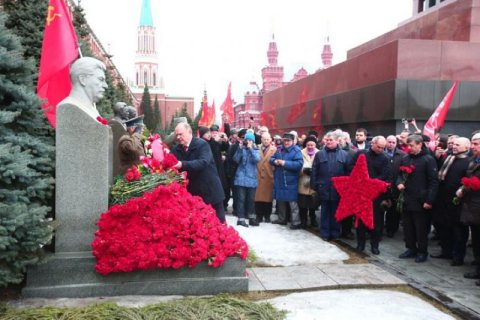 Представители КПРФ возложили цветы к могиле Сталина в годовщину его смерти