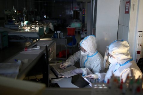 Впервые с начала пандемии в России от коронавируса за сутки умерли более 1200 человек