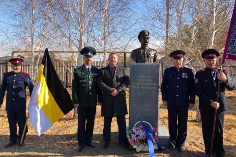 «За топор надо браться». В Оренбургской области на улице Чапаева открыли памятник казаку, убившему Чапаева