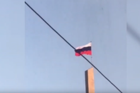 Над Донецком подняли российский флаг