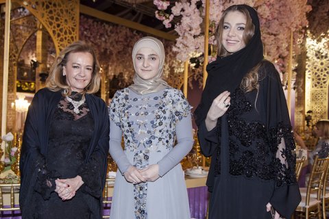 18-летняя дочь Кадырова представила в Грозном свою коллекцию вечерних нарядов