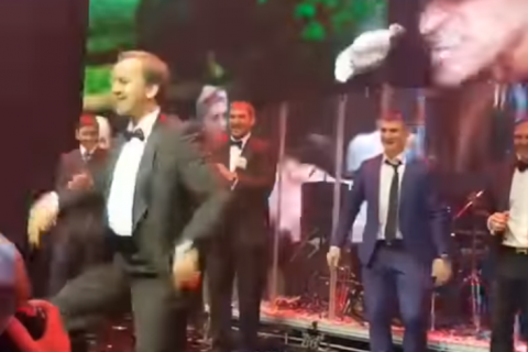 В интернете появился танец вице-премьера Дворковича под хит Артура Пирожкова