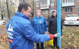 В Тульской области единороссы торжественно «открыли» дворовую сушилку для белья