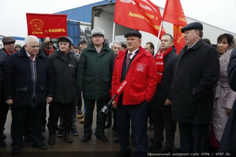 КПРФ отправила 133-й гуманитарный конвой в Донбасс и Курск в память о Сталинградской битве