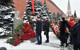 «Имя Сталина – это путеводная звезда!» Коммунисты возложили цветы к могиле Сталина