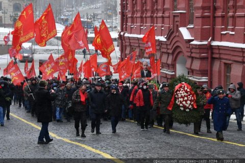 Коммунисты возложили цветы к Мавзолею в 97-ю годовщину со дня смерти В.И. Ленина