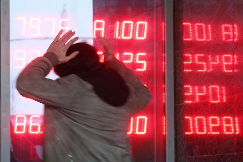 Минфин России начнет ослаблять рубль