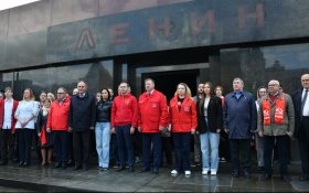 Коммунисты возложили цветы к Мавзолею в честь 153-й годовщины со Дня рождения Владимира Ильича Ленина