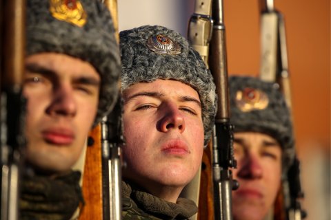 «Контрактная армия не нужна»: Россияне выступают за сохранение службы по призыву