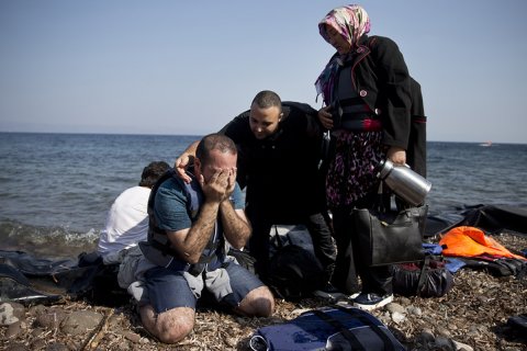 Лодка с сотнями мигрантов затонула у берегов Греции 