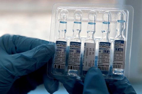На линиях по розливу вакцины «Спутник-V» обнаружили нестерильное производство