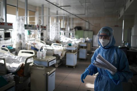 В России пятый день подряд от коронавируса умирает более 800 человек 