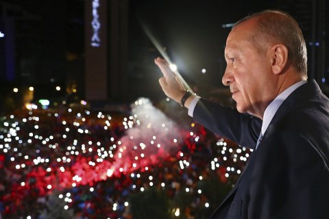 Эрдоган победил на выборах в Турции. Перед этим он напомнил, что с Путиным они дольше всех «непрерывно находятся у власти»