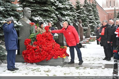 «Сталин далеко смотрел вперед». КПРФ возложила цветы к могиле И.В. Сталина у Кремлевской стены