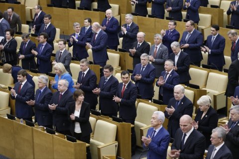 Депутатам и сенаторам впервые за четыре года проиндексируют зарплаты — до 374 тысяч рублей