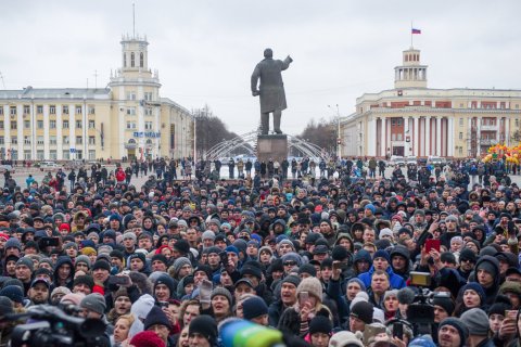Жители Кемерово на стихийном митинге потребовали отставки властей