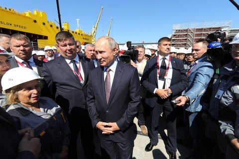 Путин поспорил с рабочими о том, сколько они зарабатывают