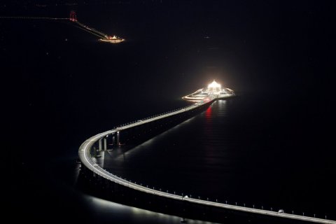 В Китае открыли самый длинный морской мост в мире. Частично он проходит под водой