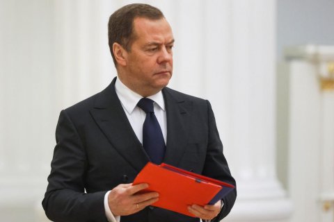 Клишас и Медведев поспорили, можно ли наказывать российских граждан-противников спецоперации по «законам военного времени»