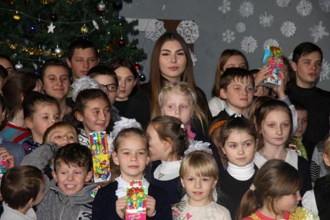 Марьяна Наумова привезла детям Донбасса новогодние подарки