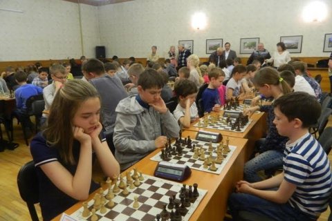 Мэр Новосибирска Анатолий Локоть открыл турнир «Шахматная королева»