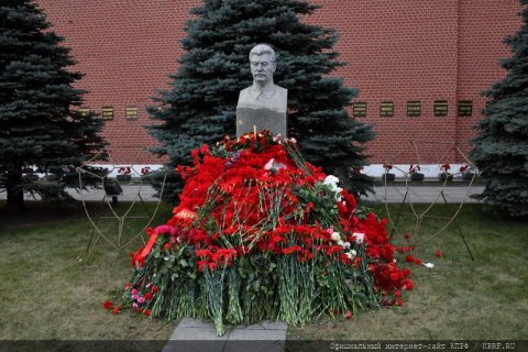 В 140-ю годовщину со дня рождения И.В. Сталина коммунисты возложили цветы к его могиле у Кремлевской стены