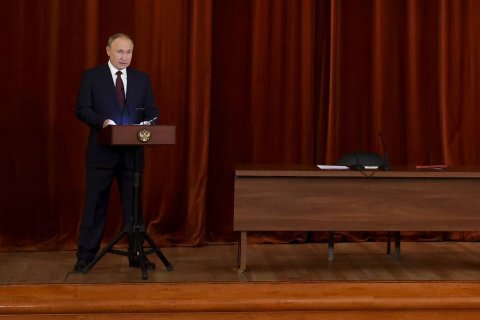 Путин объявил Россию миролюбивым государством и призвал МИД сохранять напряженность на Западе