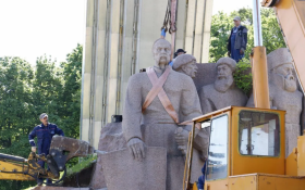В Киеве сносят барельеф в честь Переяславской рады