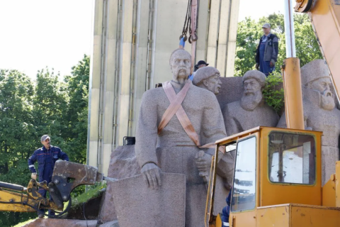 В Киеве сносят барельеф в честь Переяславской рады