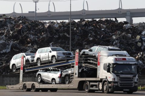 Для повышения доходов бюджета правительство повышает утильсбор на автомобили в десятки раз