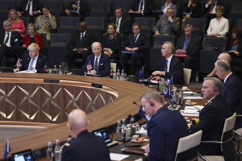 На саммите НАТО решили не вводить войска на Украину, но перебросить на «восточный фланг» 40 тысяч солдат